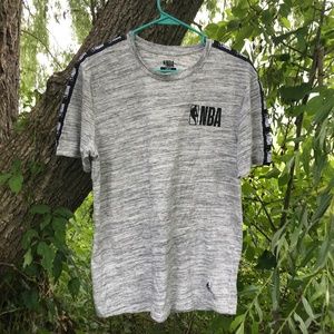🌻3/30$!!! EUC NBA Logo Tee